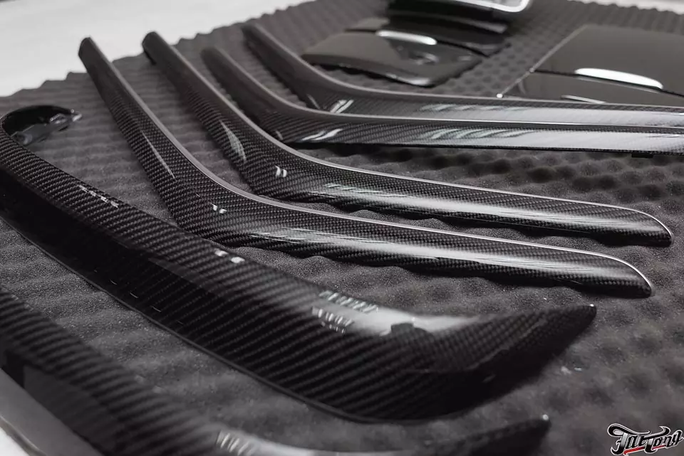 Mercedes S63 AMG. Ламинация деталей интерьера натуральным карбоном!